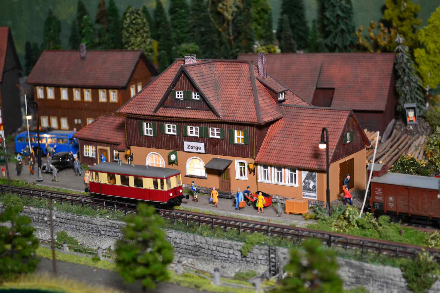 Miniaturnachbau vom Bahnhof Zorge mit Zug im Vordergrund