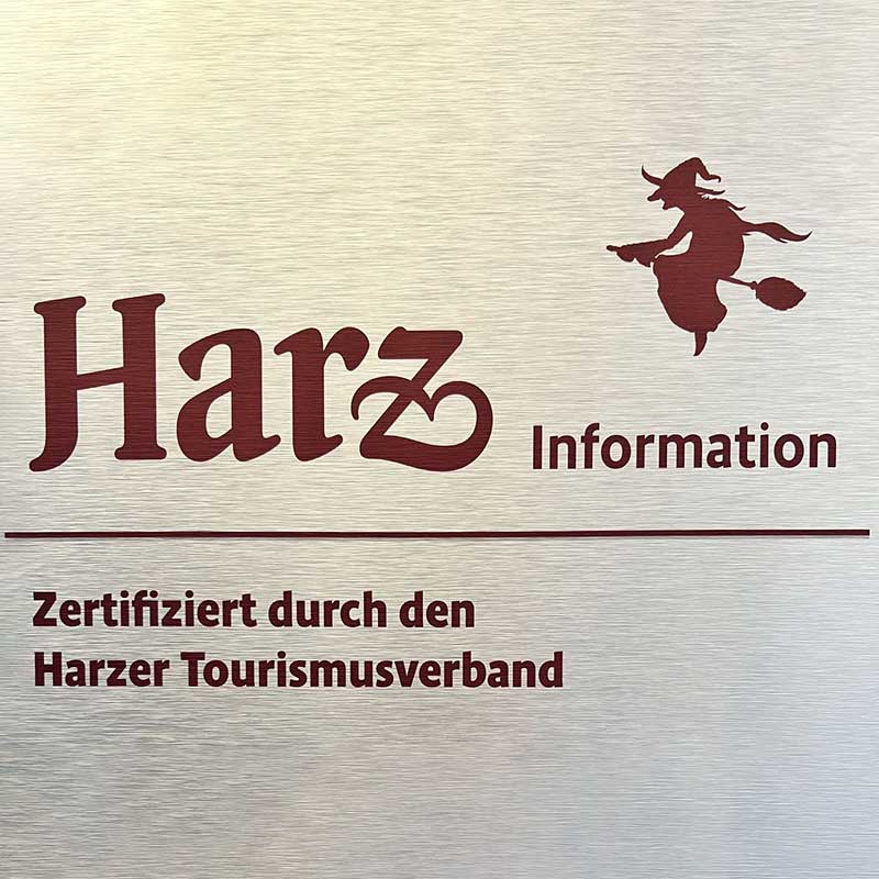 Das Türschild der Tourist-Information in Walkenried weist darauf hin, dass die Einrichtung durch den Harzer Tourismusverband zertifiziert ist.