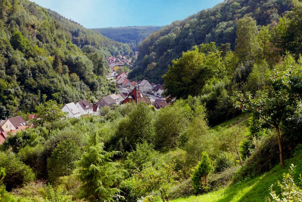 Wunderschön schlängelt sich das Straßendorf Wieda durch das Tal.