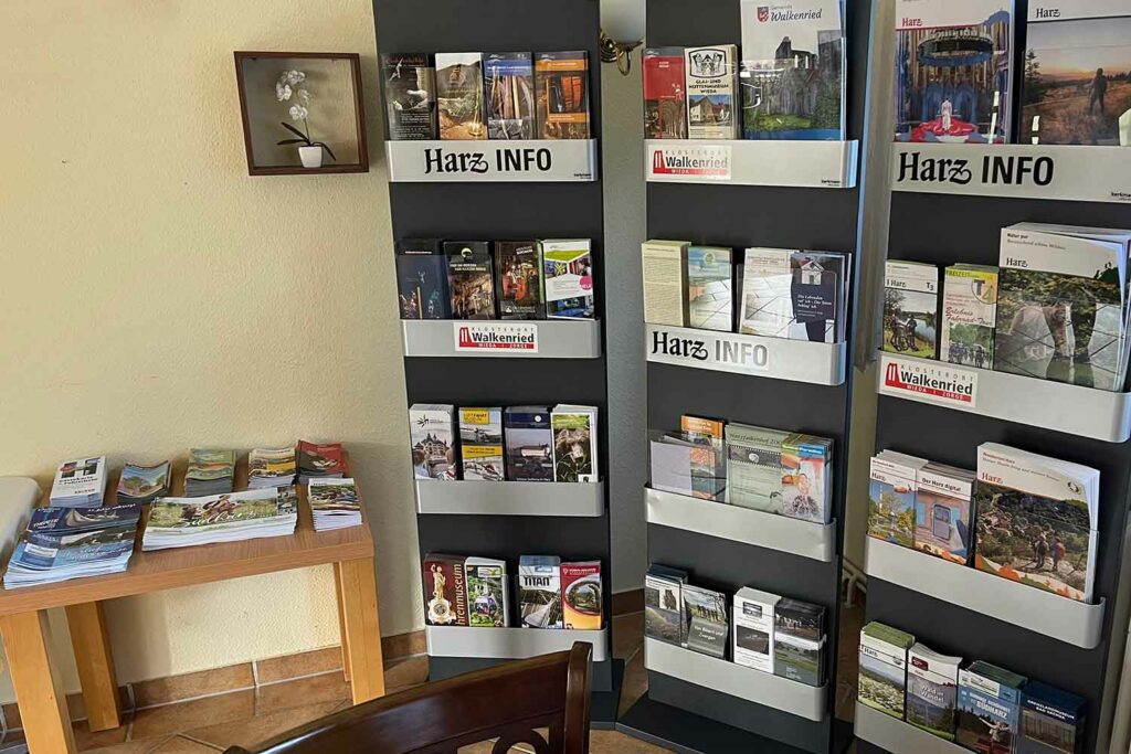 Am Info-Point im Café Wiedatal in Wieda finden Sie zahlreiche Prospekte mit Tipps für die Region.