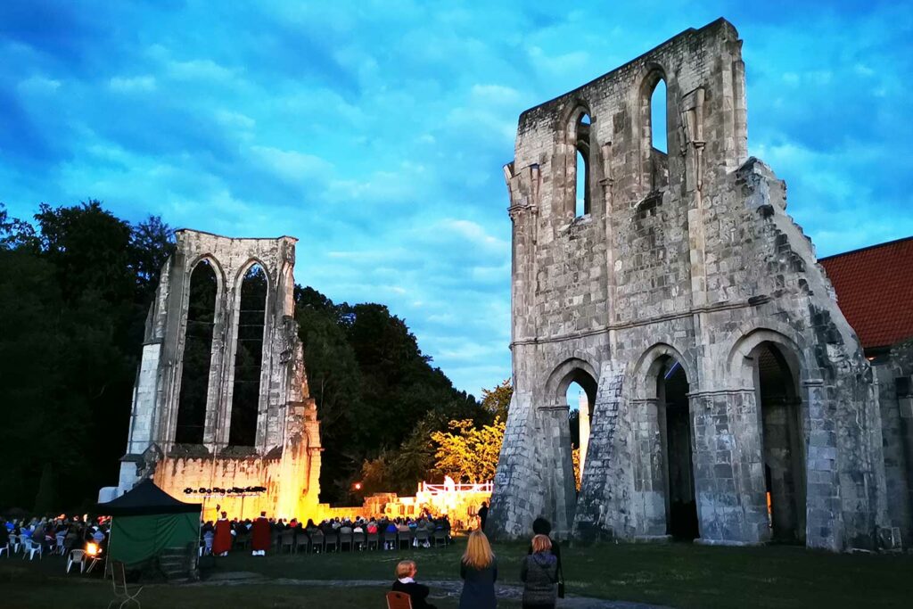 Die Klostermauern bieten eine beeindruckende Kulisse für abendliche Veranstaltungen.
