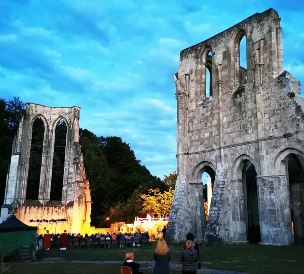 Die Klostermauern bieten eine beeindruckende Kulisse für abendliche Veranstaltungen.