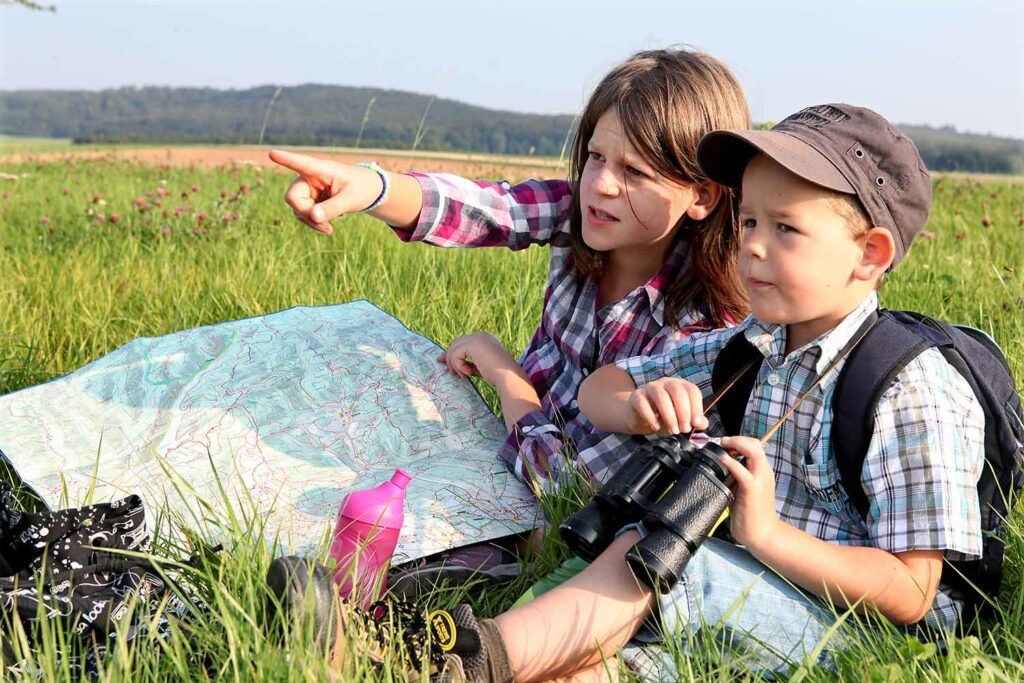 Zwei Kinder orientieren sich mit der Karte auf ihrer Wanderung in Walkenried.