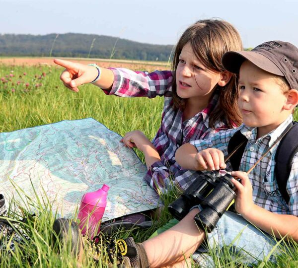 Zwei Kinder orientieren sich mit der Karte auf ihrer Wanderung in Walkenried.