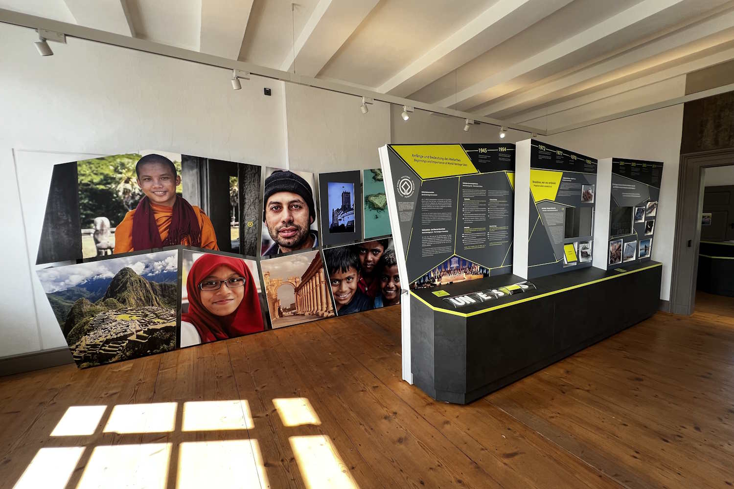 Welterbe Infozentrum von Innen mit Portraitaufnahmen und Infotafeln