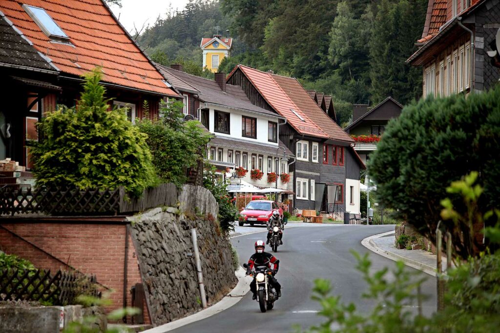 Zorge Ortmitte mit Glockenturm im Hintergrund