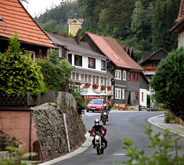Zorge Ortmitte mit Glockenturm im Hintergrund