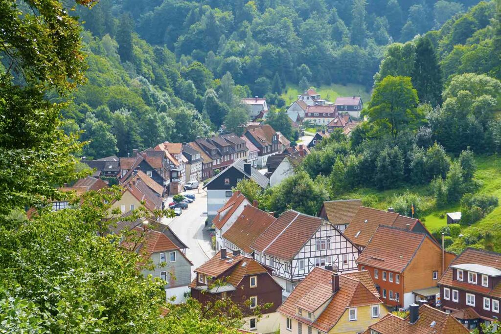 Blick über den Walkenrieder Ortsteil Zorge, der idyllisch eingebettet ist in die Harzer Berge.