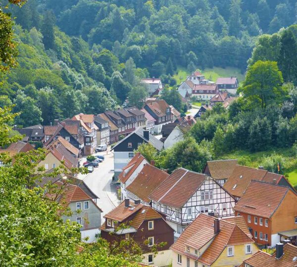 Blick über den Walkenrieder Ortsteil Zorge, der idyllisch eingebettet ist in die Harzer Berge.