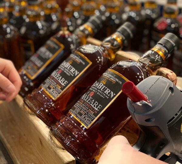 Flaschen der Hercynian Distilling Co. Manufaktur während der Abfüllung.