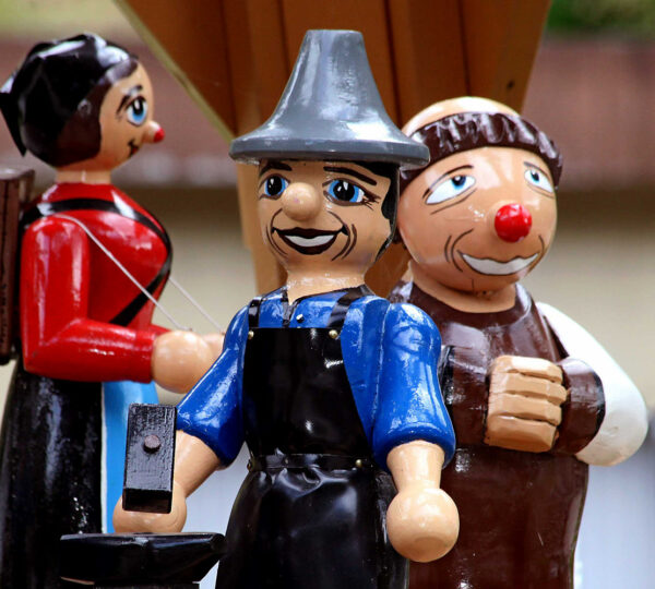 Geschnitzte Figuren zieren die Krippen bei der Wieder Krippenweihnacht.