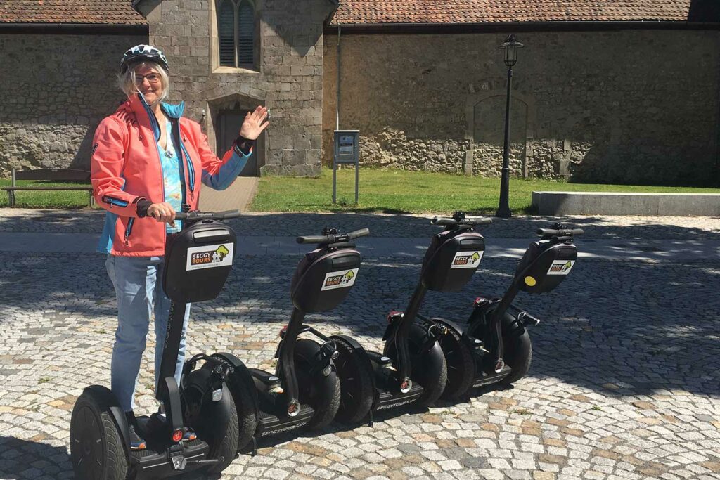 Anbieterin Renate Klebe-Klingmann mit ihren Segways von Seggy Tours vor dem Kloster Walkenried.